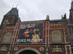 ２日目はアムステルダム国立美術館（建物の真ん中に自転車専用道路が走ってます）