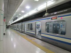 　ツアー出発前日の夜。仕事を終えた後、新幹線とJR在来線を乗り継いで、成田空港第２ビル駅に到着しました。ちなみに電車で成田空港に来たのは、今回が初めてです。
　当初の計画では、東京駅から日暮里駅に出て、そこから京成スカイライナーでここまで来ようと思っていたのですが、途中で気が変わって品川駅で新幹線を下車。　成田空港到着時間は、京成スカイライナーでもJRの快速でも同じくらいだったので、品川から成田空港まで乗り換えなしで行ける快速電車で行くことにしました。乗り換えが1回少なくて済みましたが、20時過ぎていても車内は満員で、やっと座れたのが乗車してから50分後でした。
　成田空港に着くころには、車内はガラガラ。電車で成田空港に来る場合の選択肢として、この快速電車は選ばれていないようです。
　　