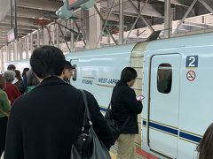 2日目は博多駅から新幹線を小倉で乗り換え門司港へ。

ここでもハプニング発生!!!
当初、博多駅から小倉まで『新幹線よかよかきっぷ（土・日・祝日に「博多⇔小倉」間の新幹線の日帰り往復がおトクに利用できるきっぷ）』を購入するつもりだった。
ちなみに詳しくはこれ↓↓
http://www.jrkyushu-kippu.jp/fare/ticket/240

窓口で買えば問題なかったのだが、混雑していて券売機で買う事にした。
そしたらお買物券が1000円分付いてきた。。。お買物券なんて付いている切符だったけ？？？
チケットが違うような気がしたけど急いでいたので新幹線に向った。
そしてなぜか途中で、指定券を忘れたと思ったぴくしー、券売機に取りに帰った。すると私達が買った券売機には大陸系の男性が使用していたが、その前に2枚チケットが置いてあったので私達のチケットと思い込みTさん突然奪い取る。すると大陸系の男性が驚いた顔で自分のだという表情で取り返された。
どうやら私達の思い込みで人のチケットを奪おうとしたらしい。
そりゃびっくりするよね（笑）
ごめんね(>_<)

私達の指定券はどこにいったと色々探し回るがない。
JRの人も忙しそうだったので、新幹線近くのみどりの窓口で聞いてみた。
すると、もともと私達の買った切符は新幹線は乗れない切符だと言うではないか？
そして、そもそも指定券なんてなかった。これもあったよううな思い込み。
よくよく見ると『お買いもの往復きっぷ（在来線特急列車普通車自由席の往復JR券とアミュプラザ博多、アミュプラザ小倉等で使える利用券（1,000円分））』って書いてある。
なんと違う切符を買ってしまった。
ちなみにこれ↓↓
http://www.jrkyushu-kippu.jp/fare/ticket/178

似たような切符が沢山あるから要注意です。

と言う訳でこの後も色々すったもんだはあったものの、払い戻しの後当初のよかよかきっぷを買うことが出来新幹線のホームに入れました（笑）