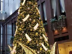 隣接する「ホテル阪急インターナショナル」様にあった
豪華なクリスマスツリーです（*^_^*）
まぁ私の場合はクリスマス気分より
年末の慌ただしい気分が盛り上がりますが(ーー;)