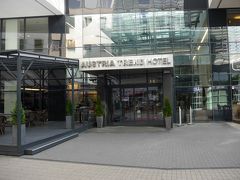 トラムのPostova Martinuで降りて、歩いて2～3分の所にホテルがあります。
今日泊まる、オーストリア トレンド ホテル ブラティスラヴァの正面です。
新しいホテルみたいです。
まだ、AM 11時位だったのですが、すぐチェックインが出来て、部屋に入ることが出来ました。
