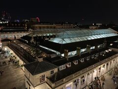 ホテルでお腹いっぱいにして、この日もオペラハウスへ。
改装後、アンフィシアターのバーが綺麗になって、外に通じるところにも簡単なバーカウンターが出るようになりました。