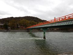 宇治川にかかる朝霧橋。
上流のダムが放水しているらしく、台風の後のような水量だった。