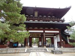 三室戸時から2km、黄檗宗総本山の萬福寺。
納本山というだけあって、山門の大きさや境内の広さなどは随一。