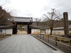 さらに醍醐寺へ。萬福寺からは約5km。
このあたりから雨が気になりだしてくる。
山門は意外とこじんまりとしていた。
