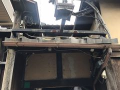 迷いながらも八坂神社の方に戻って、南下すると、石塀小路を発見。石畳と町家の風景が美しい。