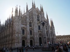 「ガレリア・ヴィットリオ・エマヌエーレ２世」を出ると、
いきなり「ドゥオーモ」（ミラノ大聖堂）が目の前に現れます。

この角度だと逆光になってしまいます。