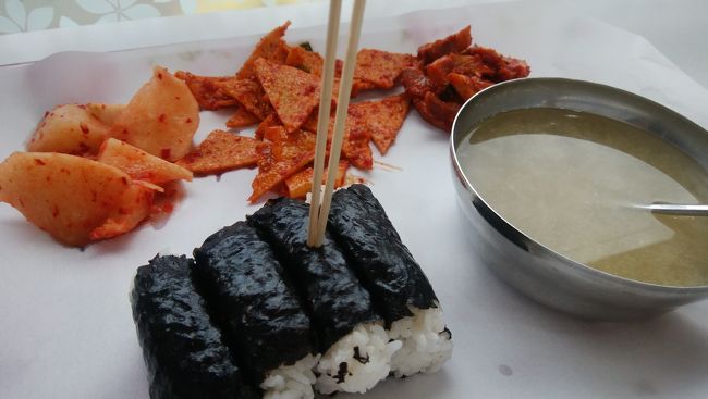 ３日目の朝。<br />またキンパを食べにやって来ました(笑)。<br />港沿いには本当にたくさんのキンパ屋さんが並んでいて、どこに入ろうか迷うのですが、オシャレできれいなキンパ屋さんは風情がないのでやめ、朝早いわりに人が入っていたお店に。<br />昨日の有名店よりこっちの方が好みかも！<br />イカがプリプリしてて美味しいです。<br />新鮮なんですね、さすが港町。<br />昨日食べたのといい、今日食べたのといい、本場の忠武キンパは辛くなさすぎず食べやすいです。<br />ソウルのチェーン店のものは辛すぎて途中から火吹きそうになるんだけど、統営のはちょうどよい辛さでいくらでも食べれます。<br />値段も、ソウルはW8000(830円)、統営W5500(570円)って感じです。