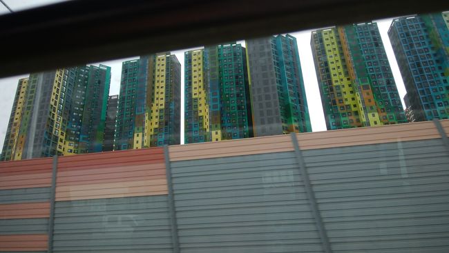 バスの車窓。<br />カラフルなマンションです。<br />韓国はどの町に行っても高層マンションが多いですね。<br /><br />しかし韓国の交通事情、本当に運転が荒すぎる。<br />高速バスも乗っていてウトウトしだすと必ずクラクションがなって急ブレーキ。<br />そして運転手さんは必ず文句言う(笑)。<br />韓国あるあるですが、韓国人は慣れているのかいちいちハラハラしているのは私だけのようです。