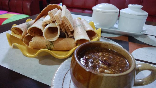 バスが尋常じゃなく寒かったので、風邪引きそうで温まりたいので、韓方茶を飲もうと、薬令市にある「ミド茶房」に来ました。<br />ここはおじいちゃんたちが集う喫茶店のような所ですが、日曜の昼時のせいか、お客さんは一組だけ。<br />いつものサンファ茶を頼みます。<br />サンファ茶は桂皮・甘草・熟地黄・芍薬・生姜・ナツメなど数種類の韓方薬を煎じて作ったお茶で、冷えや風邪の予防にも効くと言われています。<br />もともと体に良い物は美味しくないから嫌いな私(笑)。<br />以前ソウルの韓方茶屋さんで飲んだサンファ茶は苦くて激マズで飲めなかったのですが、ここのは美味しくて飲めます。<br />松の実やかぼちゃの種などのナッツ類もたくさん入ってて、苦くもなくとっても美味しいのです。<br />飲み物を頼むと山盛りのお菓子も出てきます。<br />このウエハースとせんべいが何とも素朴で美味しい。<br />