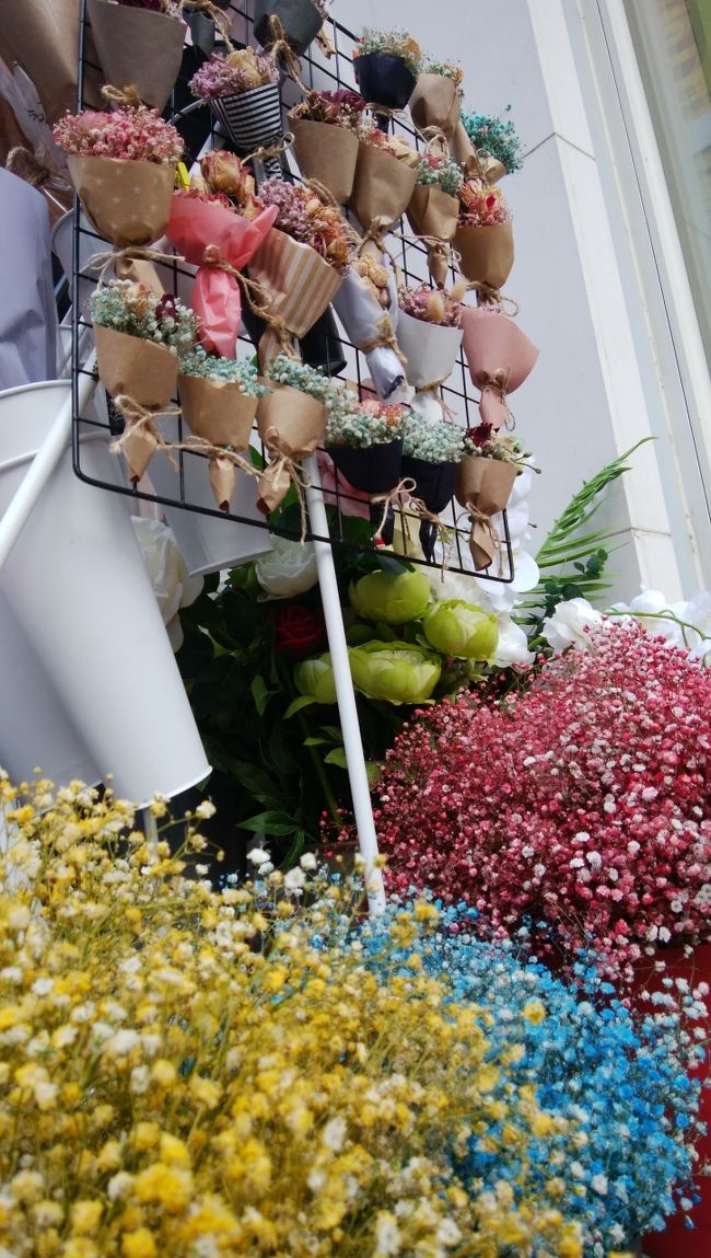行きたいカフェを探して東城路をブラブラします。<br />韓国にはお花屋さんがたくさん。<br />生花やこういうドライフラワーを扱うお店が至るところにあります。<br />ドラマでよく、記念日に花束を渡す韓国男性を見ますが、それは現実でも本当らしく、いつお店を覗いても男性が１人で買いにきていて、女性が買っているのを見たことがありません。<br />そして街中を歩くカップルの女性が小さな花束を持っていることの多いこと！<br />羨ましいです(笑)。<br />韓国は老若男女、カップルは手を繋いだり腕を組んで歩くのは普通で、いつか私もあんな風にしてみたい、と思っています、韓国ドラマに影響されすぎです(笑)。