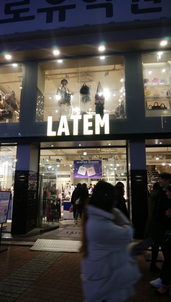 前回バッグを買ったお店、「LATEM」に来ました。<br />ここは、オリジナルバッグやアクセサリーを扱うお店なのですが、手頃な価格で私好みのバッグがたくさんある！