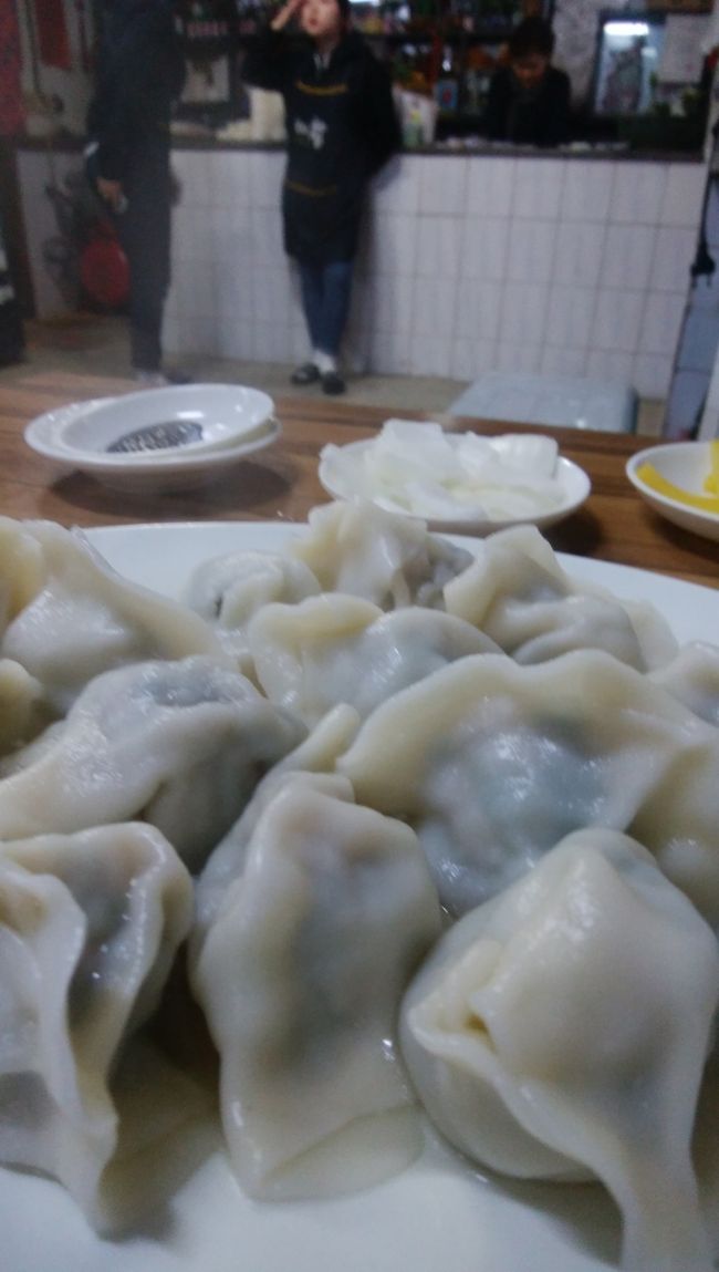 水餃子W6000(630円)。<br />16個も！！<br />多いでしょ～、と思いつつ、美味しくてペロリと食べちゃいました。<br />周りのお客さんが食べてた焼きそばも美味しそうだったな～。