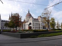 Kossuth Lajos駅から歩いてすぐの所に国会議事堂があります。