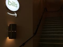 ワイキキ　ビーチウォーク沿いにあるBILLS。
