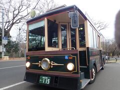 仙台城跡から観光周遊バス、るーぷる仙台に乗って大崎八幡宮を目指します。
ちょうど目の前でバスを逃したので、次のバスの先頭に並ぶことになって、結果として一番前の席に座ることができましたが、車内は相変わらずの満員状態でした。