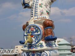 伊万里では伊万里焼の橋飾りで飾られた三か所の縁起橋（相生橋、延命橋、幸橋）がある。
これは相生橋の一つ。
伊万里赤絵酒樽乗人物型注器像。