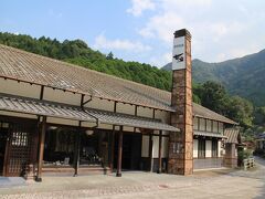 大川内山は約30の窯元や商店からなる。せいらは老舗の窯元の一つ。