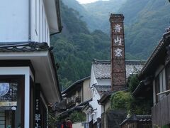 小路の両側に窯元が並ぶ大川内山を代表する風景。