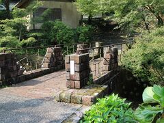 窯元が並ぶ小路から川を挟んだところにある公園が鍋島藩窯公園。
訪れる人が少ないのか、少し荒廃したところも・・・
公園に続くトンバイ橋。