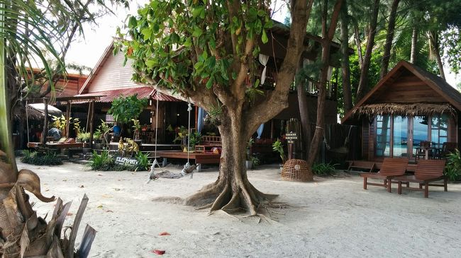 ビーチ沿いの道を北に向かうとリペビーチリゾートに突き当たる。何度も利用したことのある宿なのでスマホがWi-Fiのコードを覚えている。変わってないようだ。<br />タイでは、基本ビーチは立ち入り自由なのでここに陣取る。