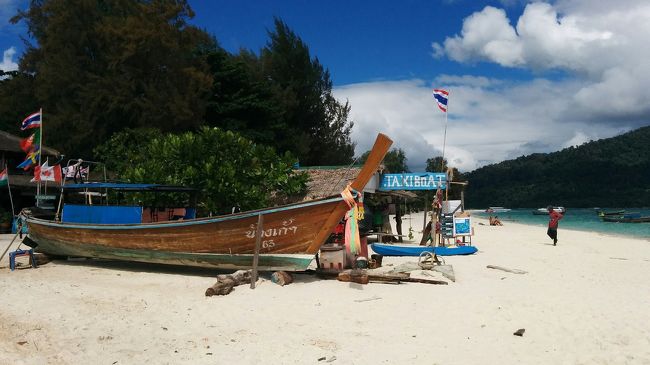 隣には前回お世話になったフォラダイビングショップがある。<br />明日のダイビング予定を聞く。<br />アダン島東岸方面らしい。まだ波が高いので外洋の８マイルスやストーンヘンジには行かないようだ。今回は諦める。