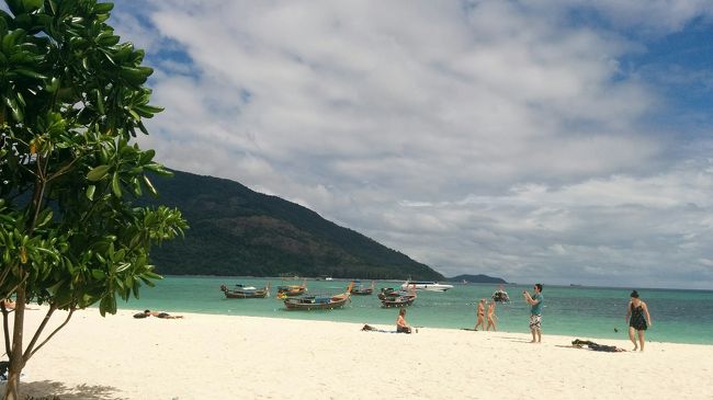 ゴザの上からアダン島方面。