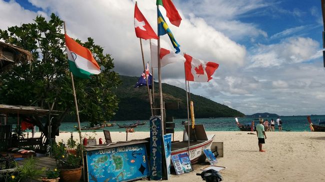 リゾートの前の旗を見る。<br />アントニーの忖度の程が伺える。<br />前回、旭日旗と中国の国旗が一緒に揚がっていて中国人からクレームのあった所だ。<br />今は日章旗だけを揚げ面倒な中国国旗は外していた。<br />アントニーは、ダイビングに出ているようだ。<br />オウムのクッティアオ屋で昼にする。