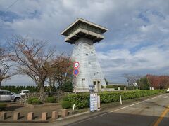 楽しい説明を聞いた「森家」の裏手にある、
高さ25mの「富山港展望台」へ上ります。

北前舩時代の繁盛記には灯台の役目を
果たしていたと言われています。