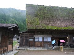 昔、寒い雪の日に高山にある合掌造り民家の内部を見学して、その晩高熱を出して宿でうなされた記憶があります。