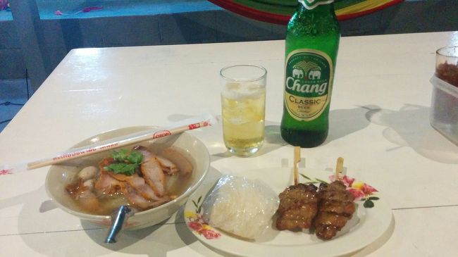 PM７時。いつもの焼鳥屋が無くなっていた。<br />隣にあった店が改装されていたので入る。<br />ここは外の焼き物を頼む分には良心的。メニューから注文してはいけない。<br />会計160バーツ。<br />オウムのクッティアオ屋も閉まっていた。リペ島も短期間にどんどん変わる。