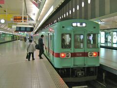 天神朝６時。まだ空が薄暗いうちにホテルを飛び出して、西鉄福岡駅に向かいます。