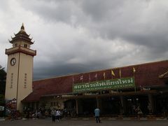 予定よりも相当早く駅へ到着。今にも降り出しそうな空模様。道路を挟んだセブンイレブンへ行くと、同じ列車に乗るのかも知れない若者たちの買出しの列が長くてびっくり。