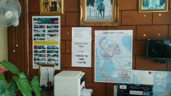 入口にはコンシェルジュがいる。<br />料金は50バーツくらいしか違わないのでここで頼んでも良いだろう。