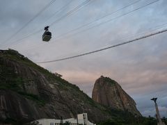 夕焼けや夜景がきれいといわれているポン・ジ・アスカールへ行く。

リオ・デ・ジャネイロは治安が悪いと言われており、ガイドブックでもタクシーを利用するよう勧めている。
そこで初めてUber（配車アプリ）を利用した。以前からユーザー登録はしていたが、実際に乗車したのは今回が初めて。

結果はとっても便利。アプリに目的地を入力し、配車を依頼するとその時点で料金が表示される。
アプリに配車される車のメーカー、車種、ナンバープレート、ドライバーの氏名・顔写真が表示される。
乗車すれば挨拶するだけで目的地に着く。料金はアプリ経由でクレジットカード決済される。従ってドライバーとの現金のやり取りはない。
しかもタクシーより安い。１２.２１レアル。