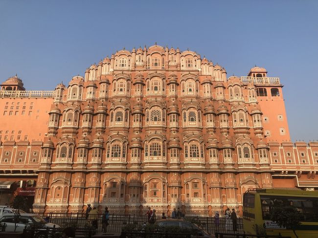 風の宮殿に着きました。<br /><br />バスを降りて、反対側に車道を<br />渡っていきます。<br /><br />ガイドさんからは<br />「インドは日本みたく、横断歩道で<br />ちゃんとわたる文化はないから。<br />車道を横切る時は、走らないで。<br />ドライバーが歩行者の通るスピード<br />見間違えてしまうから。<br />決して走らないで、歩いて渡って！」<br />と、言われます。<br /><br />が、なかなかそれ難しいw