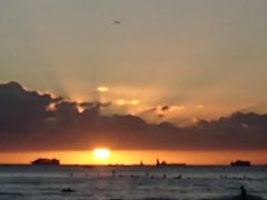 18：37
日が沈みそうになり慌ててクヒオビーチへ向かう。
皆が静かに沈む夕日を眺めている。

ビーチに到着すると、ほんの数分で本日の役目を終えたかのように太陽の頭が消えていった。
また賑やかな夜が訪れた。
