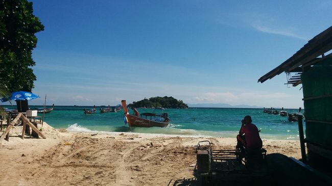 隣の脇道を抜けると海に突き当たる。<br />正面にクラ島が見える。