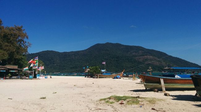 校庭を越えるとフォラダイビングショップ。