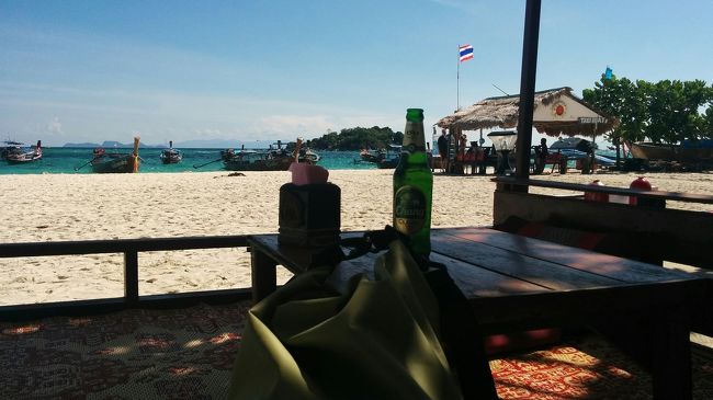 ビァチャン100バーツを買って日影の桟敷席に上がる。