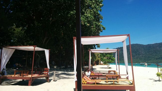 サンライズビーチの中でも最高のフロントロゥの場所をビァチャン100バーツで貸し切る。