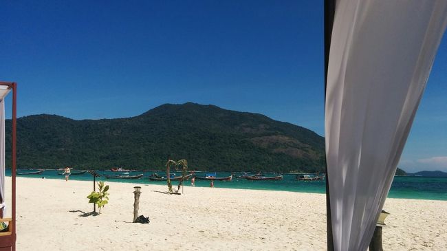 桟敷席からアダン島方面。