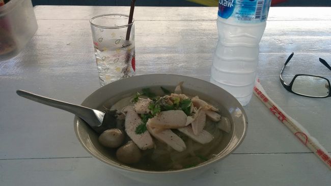 ホテルに戻って昼食。クッティアオカイ50バーツ。