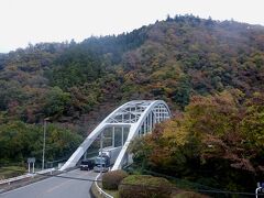 相模湖大橋

紅葉に抱かれるように。