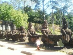 その4のつづきです。

この日は9時に観光開始。2日目はガイドさん兼ドライバーでした（前日はドライバーとガイドさん）

アンコールトムの南大門前の橋の欄干
