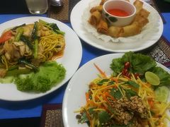お昼は「Khmer Village Restaurant」で。観光客向けのお店です。

マンゴーサラダと春巻きとクメール風やきそば
美味しかったです。
