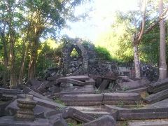 お昼を食べて、店先のハンモックですこし遊んで元気になりました(^O^)
この後は車で1時間ちょっとかかるベンメリアへ行くので、移動時間をお昼寝タイムにして体力を復活させました。

で、ベンメリア到着。
ここは遺跡チケットでは入れないので、5ドルの入場料を払います。