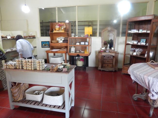 　ティルタウンプルの帰りにテガラランの棚田を車から<br /><br />　チラ見してブラッドワンギへ。途中で電話したが全く通じず。<br /><br />　ダメもとで行ってみると12時にオープンしたばかりだった。<br /><br />　何で電話通じないの？と聞いたら普通に「壊れているの」と。<br /><br />　あ～バリだ。<br /><br />　開店間もないので、品ぞろえが少ない。でも、欲しいものを<br /><br />　言えば出してくれる。<br /><br />　友人も沢山買ってたな。