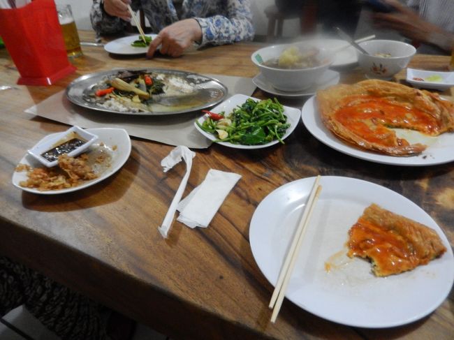 　お昼は、マンガ　マドゥで。ウブドに来たら毎回寄ってるな。<br /><br />　安くて美味しい。皆満足。COCOスーパーでお買い物して<br /><br />　ウブドとサヨナラして一路サヌールへ。夕食はこれまた<br /><br />　毎回お邪魔するパラヒャンガンへ。写真はフーユンハイ、空芯菜炒め<br /><br />　テールスープ、大きめのお魚。どれも安くて美味しい。<br /><br />　夕食後はリゾートへ帰って飲みなおし。<br /><br />　リビングで夜が更けるのを忘れ話に夢中。<br /><br />　