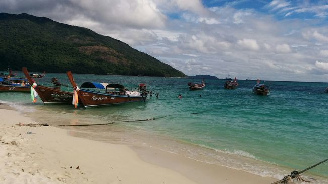 PM５時。リペ島滞在もあと一晩になる。<br />当初、嵐の予報で心配していたが来てみれば風はあるものの晴天続きでまずまずであった。日にもだいぶ焼けた。<br />明日は、９時出港なのでバンコクからここまでの滞在費用の概算を出しておく。<br /><br />エアチケット(バンコク～ハジャイ)03000　　<br />ホテル(レームトン、カシリン４泊)12000　　<br />交通費(ハジャイ～リペ島)　　　　02000　　<br />食費等(現地交通費、ツアー代)　　09000　　<br />　　　　　計　　　　　　　　　  26000円　<br /><br />明日からも旅行記は続きます。<br />御拝読ありがとうございました。　<br />